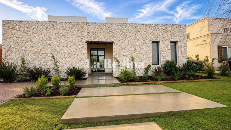 Casa de estilo moderno sobre la laguna en Santa Ana, Villanueva._image