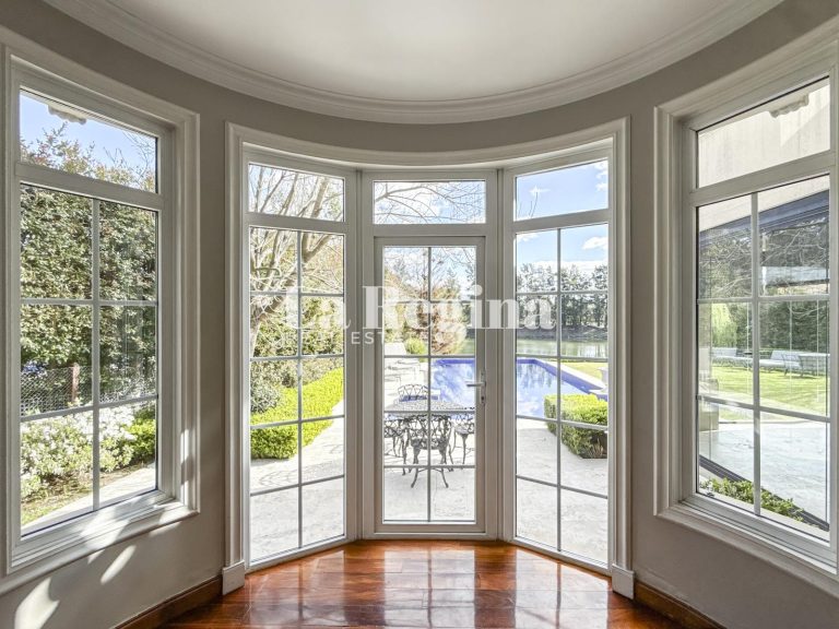 Casa de estilo frances a la venta con cuatro suites al lago en La Isla, Nordelta_image