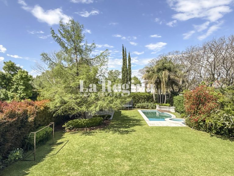 Casa de estilo Frances en alquiler y venta en el barrio Santa Maria de Tigre con cinco dormitorios_image